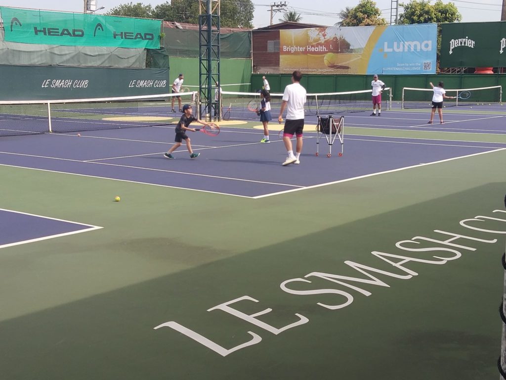 Le Smash Club service sport tennis