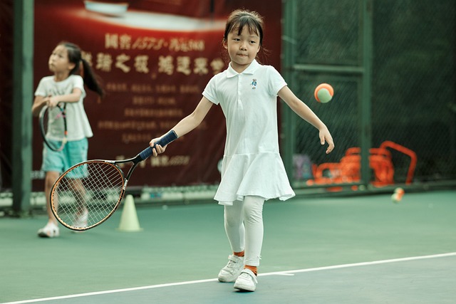 girl play tennis
