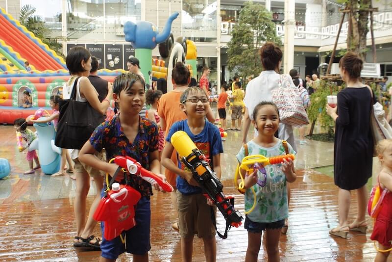 kids songkran in bkk