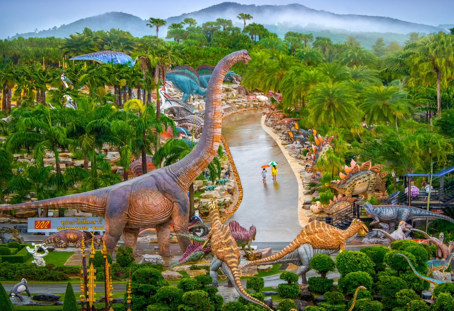 Dinosaur Night Run at Nong Nooch Garden attracts 3500 runners