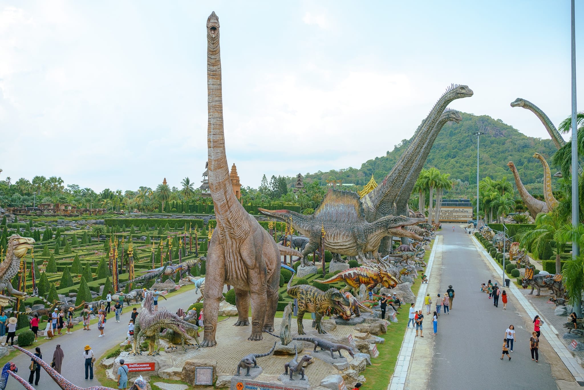 Dinosaur Night Run at Nong Nooch Garden attracts 3500 runners
